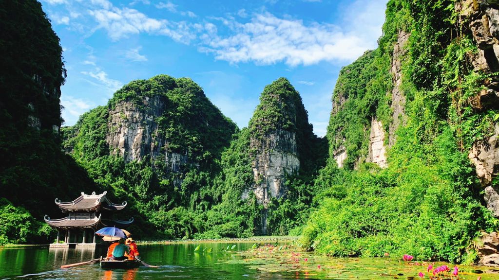 https://sinhcafetourhanoi.vn/wp-content/uploads/2023/04/ha-noi-city-tour-trang-an-bai-dinh-du-thuyen-5-sao-ha-long-cao-cap-5n4d-633ea87207dfc.jpg