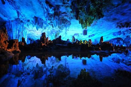 Tour Hạ Long giá rẻ nổi bật với hệ thống đảo đá và hang động đẹp nhất hành tinh