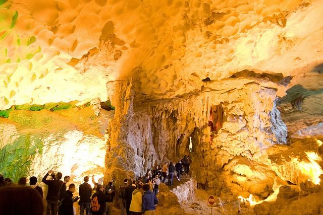 Tour Hạ Long giá rẻ nổi bật với hệ thống đảo đá và hang động đẹp nhất hành tinh